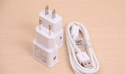 【批發(fā)三星note2 充電器帶數(shù)據(jù)線 超原裝品質(zhì) 歐規(guī)/美規(guī) usb快充】價格,廠家,圖片,手機充電器,中山市東鳳鎮(zhèn)躍恒電子廠-